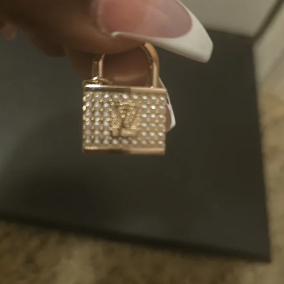 Gold Padlock Charm - Picture 2 of 3